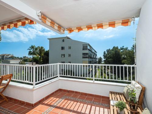 uma varanda com um corrimão branco e uma cerca branca em Apartment Sol de Marbella by Interhome em Marbella