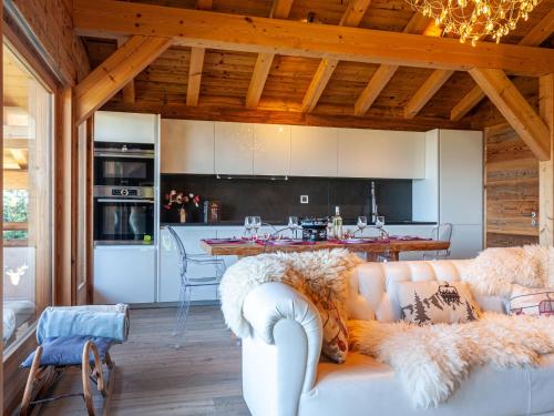 sala de estar con sofá y cocina en Chalet Skyfall by Interhome, en Les Collons