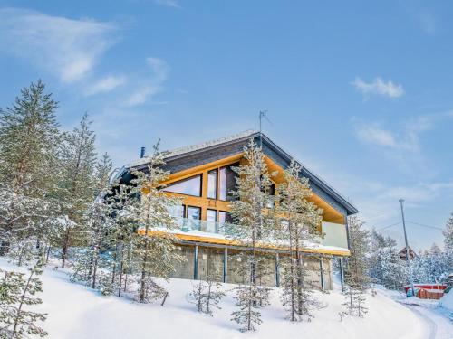 una casa en la nieve con árboles delante en Holiday Home Villa voimapolku 9 a 2 by Interhome, en Ruka