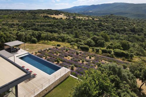 une vue aérienne d'une villa avec piscine dans l'établissement Villa Mirage luxury and design in Bonnieux, à Bonnieux