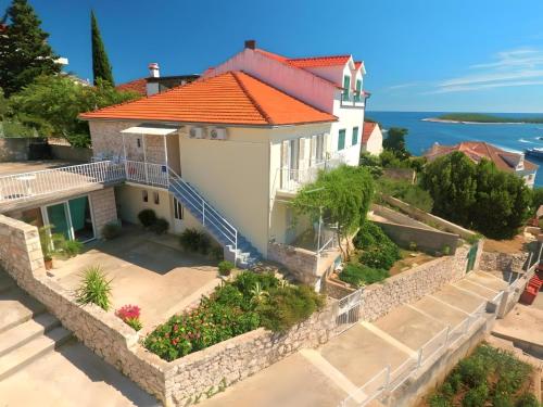 une maison avec un toit rouge dans l'établissement Forr Apartments - Hvar, Croatia, à Hvar
