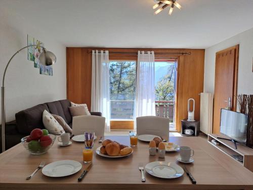 una sala de estar con una mesa con comida. en Apartment Beausoleil 4 by Interhome, en Verbier