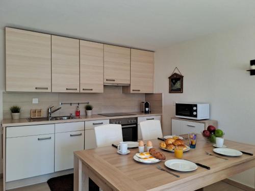 Kuchyň nebo kuchyňský kout v ubytování Apartment Beausoleil 4 by Interhome