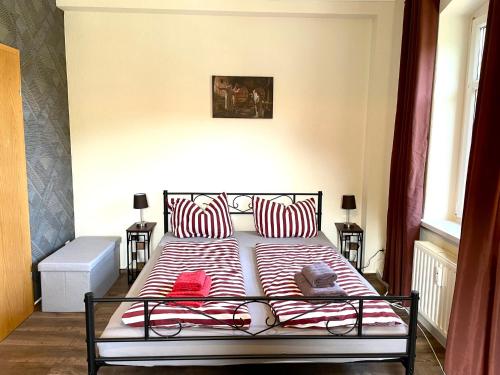 een slaapkamer met een bed met rode en witte kussens bij Apartment Pumphut by Interhome 