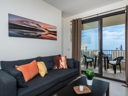 een woonkamer met een bank en een balkon bij Apartment Cielo y mar Samara-2 by Interhome in Marbella