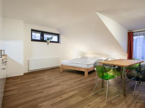 1 dormitorio con 1 cama, mesa y sillas en Apartment U Kabinky 4-2 by Interhome, en Janske Lazne