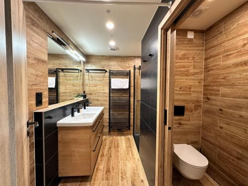 Ένα μπάνιο στο Holiday Home Říčky E34 by Interhome