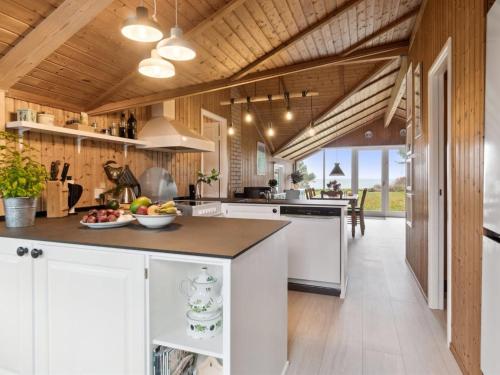 Kjøkken eller kjøkkenkrok på Holiday Home Eyer - 20m from the sea in Sealand by Interhome