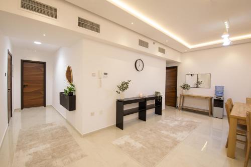 Fotografie z fotogalerie ubytování Luxury 2BD Apt in AJMAN, FREE Parking, NEAR Beach v destinaci Adžmán