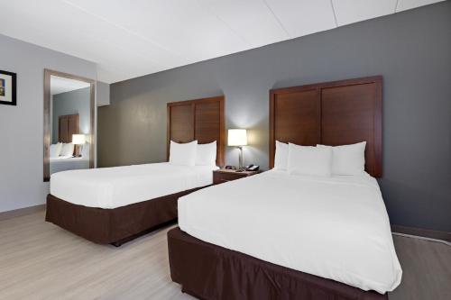 a hotel room with two beds and two lamps at Clarion Hotel & Suites BWI Airport North in Baltimore