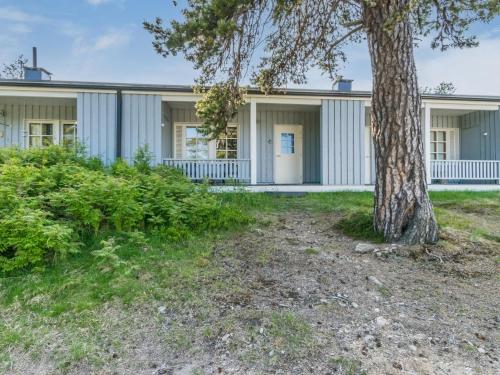 une maison avec un arbre devant dans l'établissement Holiday Home Saariseläntie 8 a 8 by Interhome, à Saariselka