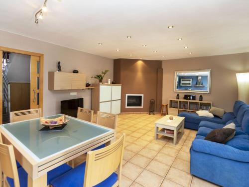 卡爾達斯－德馬拉韋利亞的住宿－Holiday Home Dolce by Interhome，客厅配有蓝色的沙发和桌子