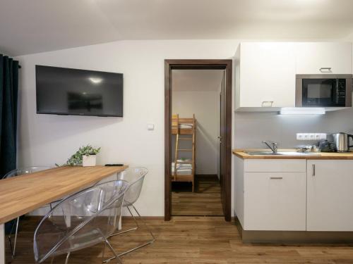 uma cozinha e sala de jantar com mesa e cadeiras em Apartment U Kabinky 5-0 by Interhome em Janske Lazne