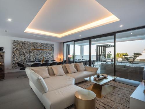 O zonă de relaxare la Holiday Home Villa Morris by Interhome