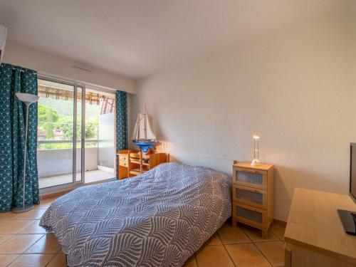 une chambre avec un lit, un bureau et une fenêtre dans l'établissement Apartment Aquarius by Interhome, à Cavalaire-sur-Mer