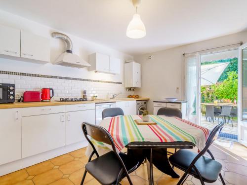 une cuisine avec une table et des chaises dans une cuisine dans l'établissement Apartment Chiquito by Interhome, à Biarritz