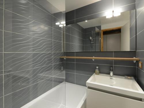 une salle de bain avec un lavabo et un miroir dans l'établissement Appartement rénové 2 pièces au pied des pistes, Belle Plagne - FR-1-181-1956, à La Plagne Tarentaise