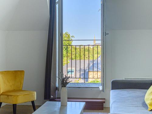 - une chambre avec une fenêtre, une chaise et une table dans l'établissement Apartment Château De Kergonano-2 by Interhome, à Baden