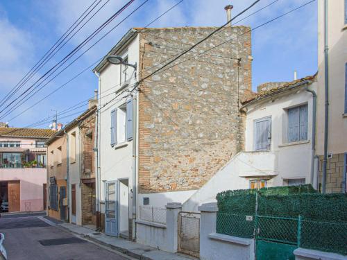 un vieux bâtiment sur le côté d'une rue dans l'établissement Holiday Home La Salanquaise by Interhome, à Saint-Hippolyte