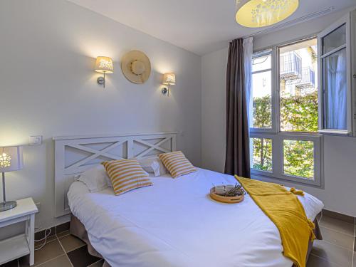 - une chambre avec un grand lit blanc et une fenêtre dans l'établissement Apartment Le Château de Kergonano-1 by Interhome, à Baden