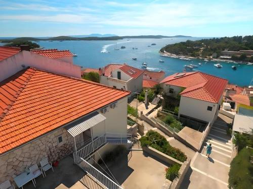 - une vue aérienne sur un port avec des bateaux dans l'eau dans l'établissement Forr Apartments - Hvar, Croatia, à Hvar