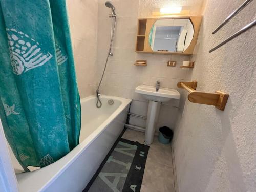 une salle de bain avec une baignoire, un lavabo et une douche dans l'établissement Mini T2 à Barcelonnette pour 4 avec balcon, TV et coin-cuisine équipé - FR-1-165A-111, à Barcelonnette