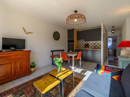 un salon avec un canapé et une table dans l'établissement Apartment Salicornia by Interhome, à Carnac