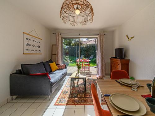 un salon avec un canapé et une table dans l'établissement Apartment Salicornia by Interhome, à Carnac
