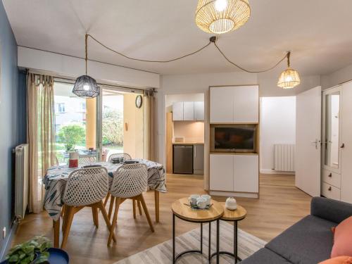 un salon avec une table et des chaises et une cuisine dans l'établissement Apartment Ermitage-5 by Interhome, à Soorts-Hossegor