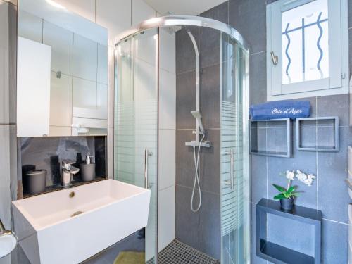 une salle de bain avec une douche, un lavabo et des toilettes dans l'établissement Apartment Le Mas des Calanques-2 by Interhome, à Saint-Aygulf
