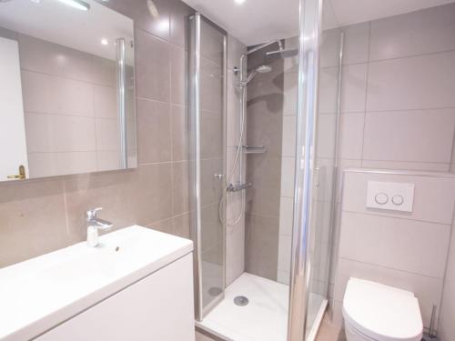 une salle de bain avec une douche, des toilettes et un lavabo dans l'établissement Apartment Les Jardins du Luxembourg by Interhome, à Hyères