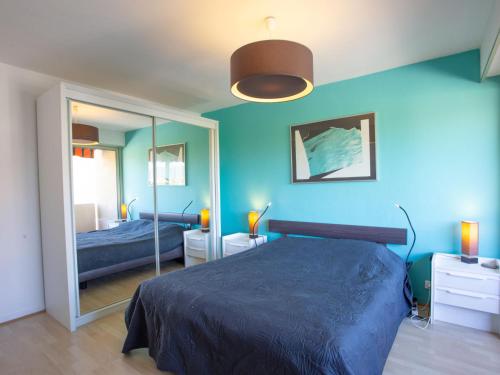 Un pat sau paturi într-o cameră la Apartment Les Jardins du Luxembourg by Interhome