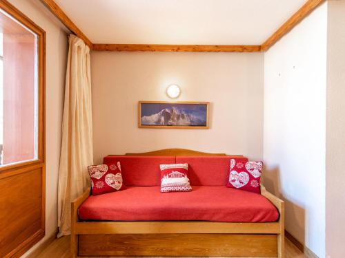 - un canapé rouge dans une chambre avec fenêtre dans l'établissement Apartment Le Hameau du Borsat - Val Claret-13 by Interhome, à Tignes