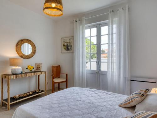 une chambre blanche avec un lit et une fenêtre dans l'établissement Holiday Home Grande Ensouleihado by Interhome, à Soulac-sur-Mer