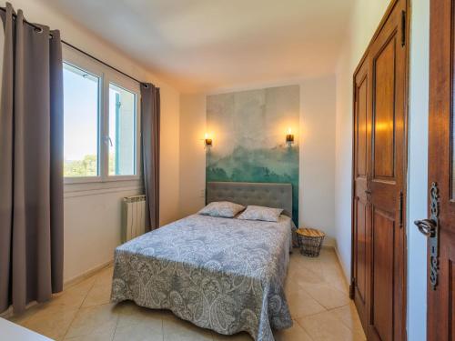 une petite chambre avec un lit et une fenêtre dans l'établissement Holiday Home L'Aouzet by Interhome, à Uzès