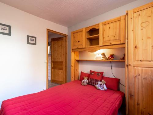 Säng eller sängar i ett rum på Apartment Les Grandes Balmes I et II - Le Lac-11 by Interhome