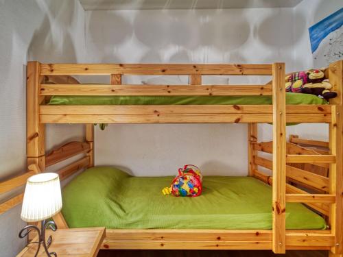 een kamer met een stapelbed en een groen stapelbed bij Apartment Baikonour-8 by Interhome in Le Corbier