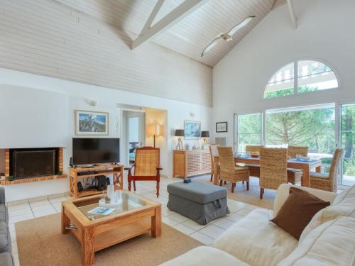 un salon avec un canapé et une table dans l'établissement Holiday Home Atlantic Green by Interhome, à Lacanau