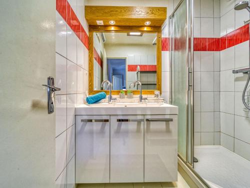 une salle de bain avec un lavabo et une douche dans l'établissement Apartment Baikonour-8 by Interhome, au Corbier
