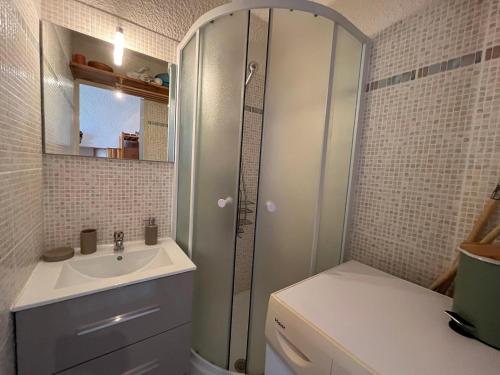 une salle de bain avec douche et lavabo dans l'établissement Appartement cosy à Barcelonnette, 4 pers, balcon, TV, cuisine équipée - FR-1-165A-156, à Barcelonnette