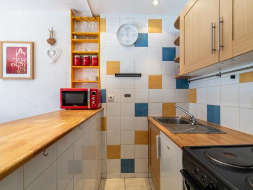 - une cuisine avec un comptoir et un four micro-ondes dans l'établissement Studio Les Moutières B1 et B2 - Val Claret-26 by Interhome, à Tignes