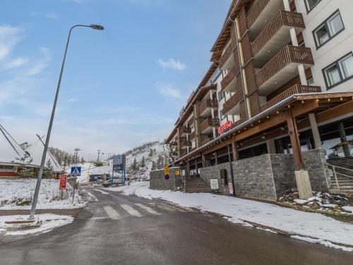 Eine leere Straße vor einem Gebäude im Schnee in der Unterkunft Holiday Home Lumi-chalet 1312 by Interhome in Ruka