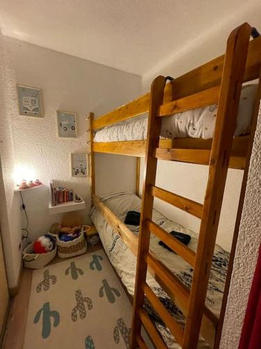 une chambre avec deux lits superposés dans une pièce dans l'établissement La cabane, à Isola 2000