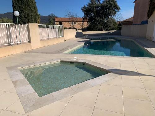 - une piscine au milieu d'un patio dans l'établissement Holiday Home Le Laurier by Interhome, à Le Plan