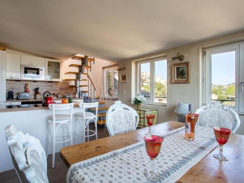 une cuisine et un salon avec une table et des chaises dans l'établissement Apartment Doux Bijou by Interhome, à Cagnes-sur-Mer