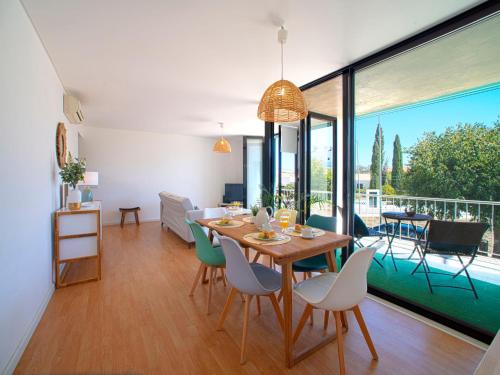 ein Esszimmer und ein Wohnzimmer mit einem Tisch und Stühlen in der Unterkunft Apartment Precious time by Interhome in Tavira