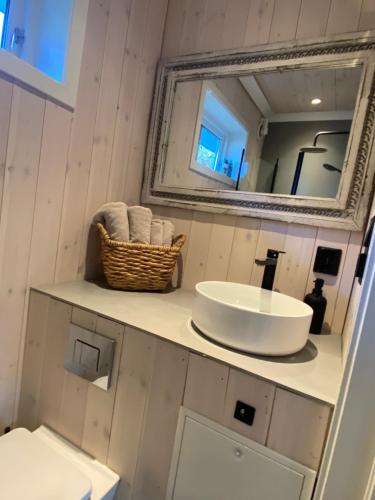a bathroom with a sink and a mirror at Suite i gjestehus, nær sentrum in Sandefjord