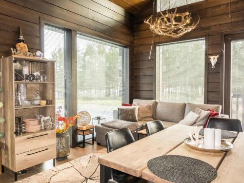 Holiday Home Levi platinum 2 b 6 by Interhome في ليفي: غرفة معيشة بها أريكة وطاولة