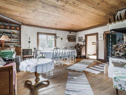 una cucina e una sala da pranzo con tavolo e sedie di Holiday Home Karsbo gård - VML114 by Interhome a Norberg