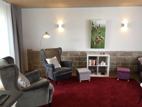 a waiting room with two chairs and a table at Ferienhaus "Am Saarbach" in Ochsenfurt